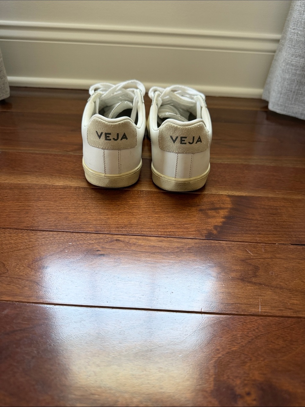 Veja White Low-Top Sneakers with Subtle Logo - Picture 3 of 7